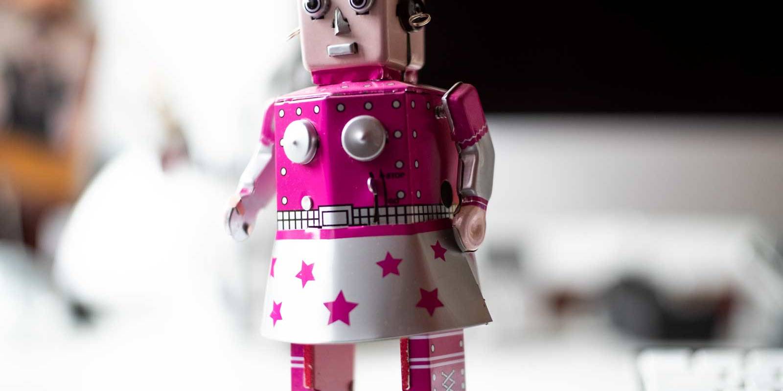 Roboter, Metallroboterfigur als Frau auf dem Schreibtisch