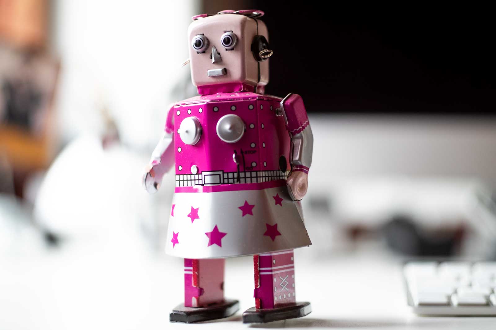 Roboter, Metallroboterfigur als Frau auf dem Schreibtisch