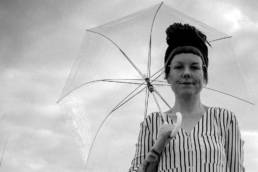 Sandra Walzer, Storyteller, mit Regenschirm
