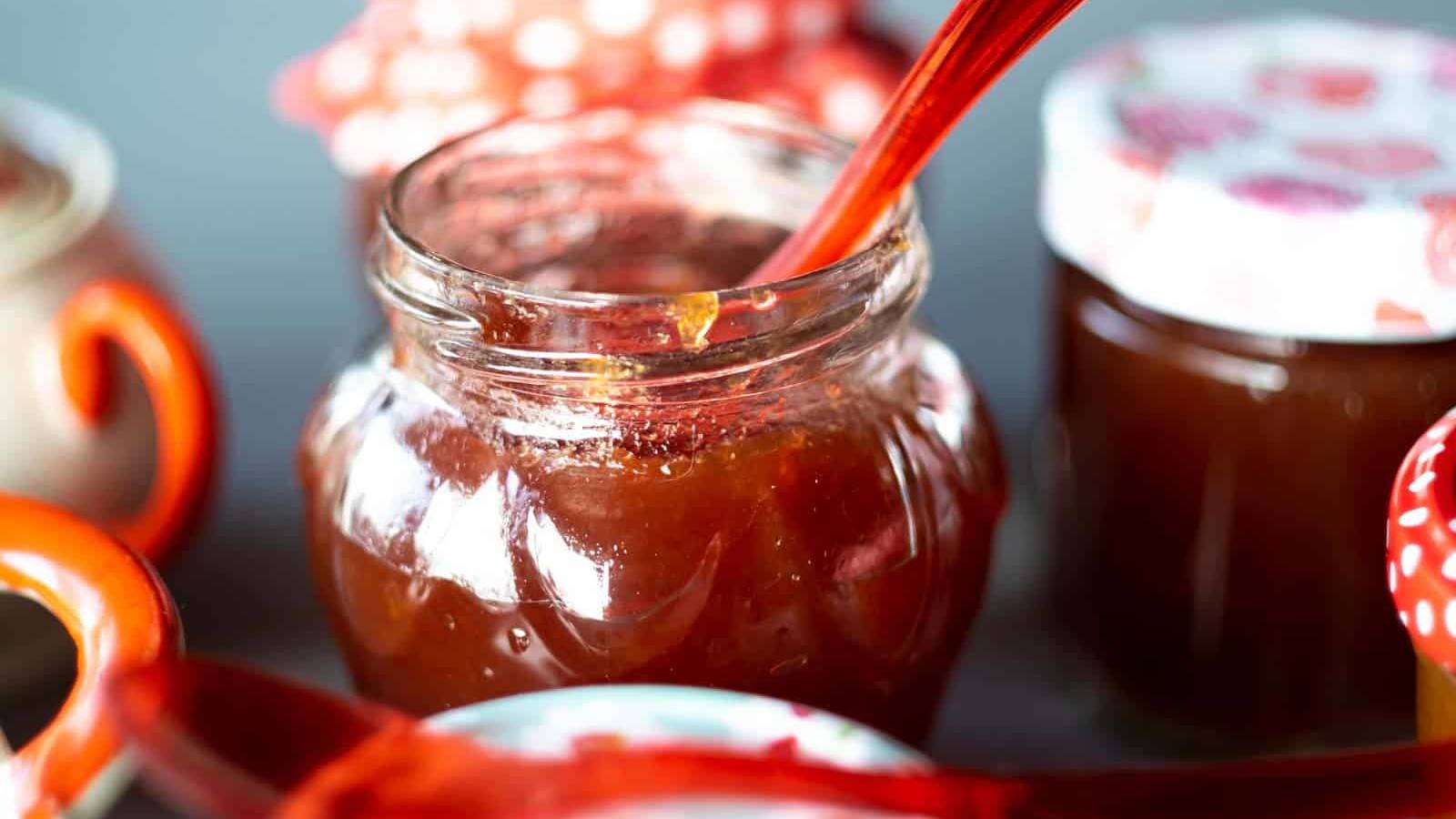 Erdbeermarmelade und andere Marmeladengläser