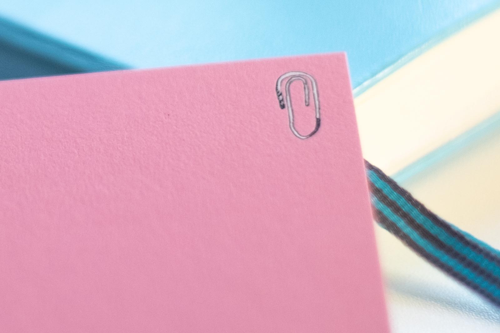 illustrierte Büroklammer auf rosa Visitenkarte von Moo