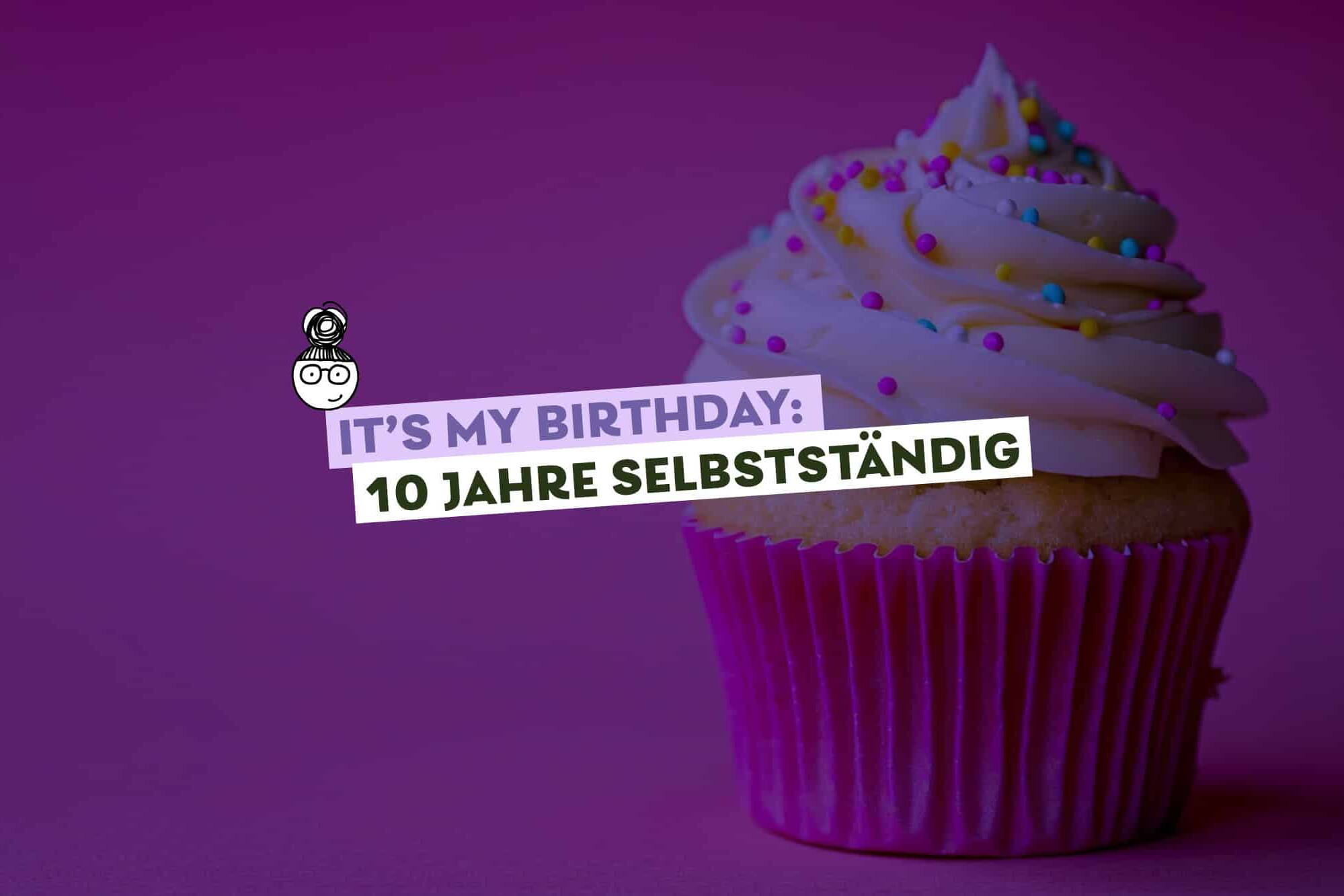 rosa Cupcake abgesoftet vor pinkem Hintergrund, Text: It's my birthday – 10 Jahre selbstständig