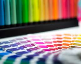 Markenfarben definieren Corporate Colors mit Pantonefächer und Stabile Markern