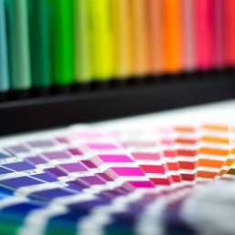 Markenfarben definieren Corporate Colors mit Pantonefächer und Stabile Markern