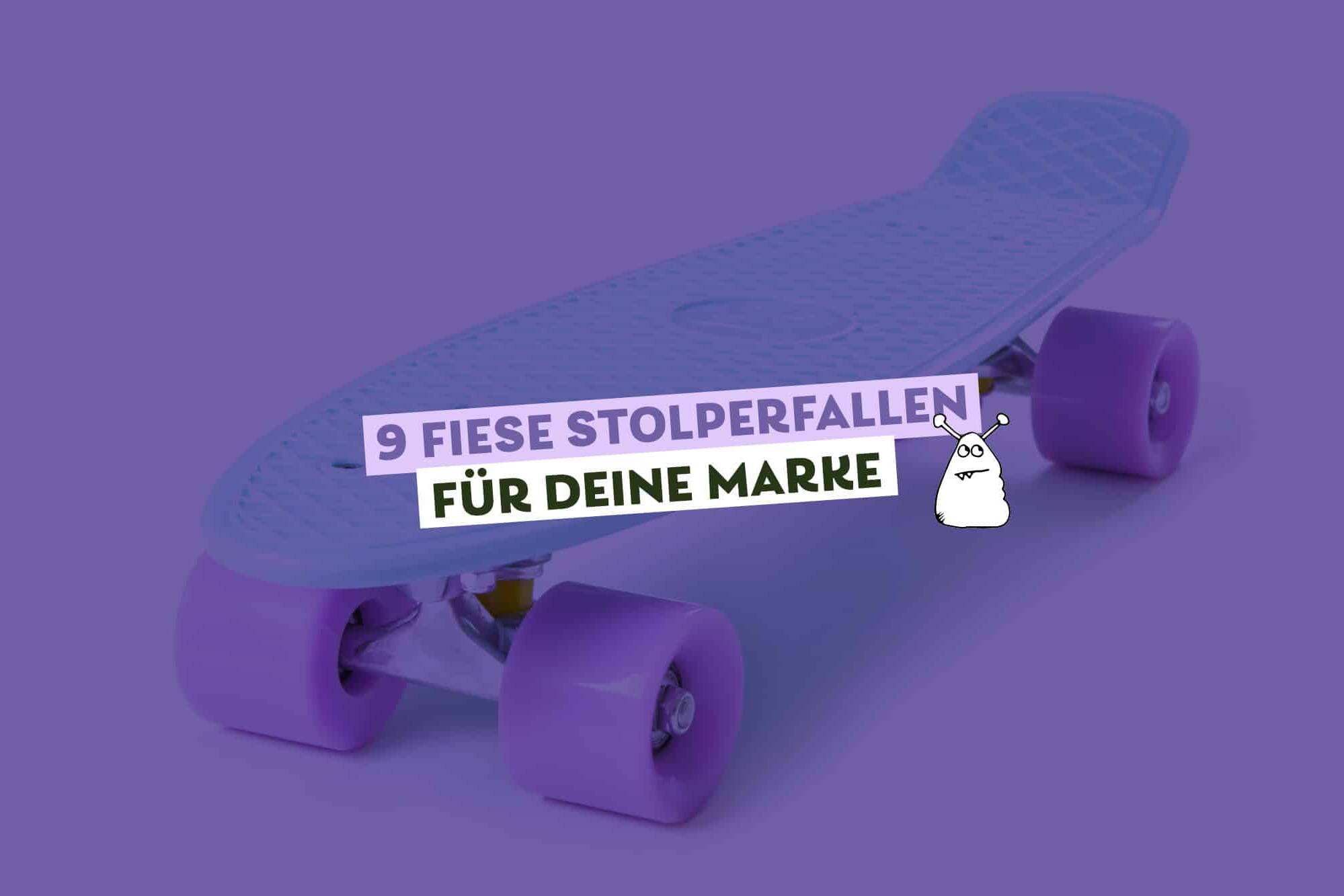 Skateboard in Türkis mit Pastelllila Rollen, Text darauf: 9 fiese Stolperfallen für deine Marke, gezeichnetes Monster daneben