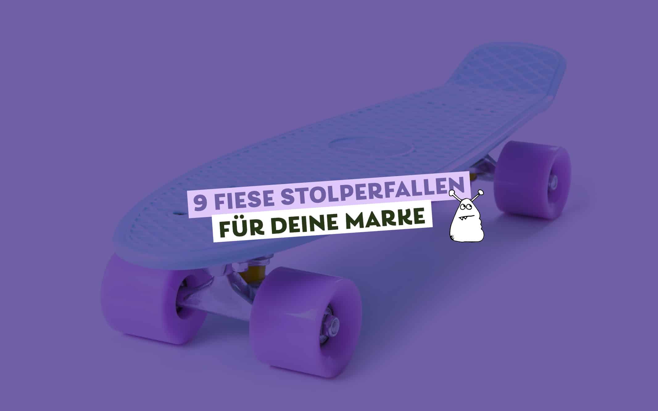 Skateboard in Türkis mit Pastelllila Rollen, Text darauf: 9 fiese Stolperfallen für deine Marke, gezeichnetes Monster daneben