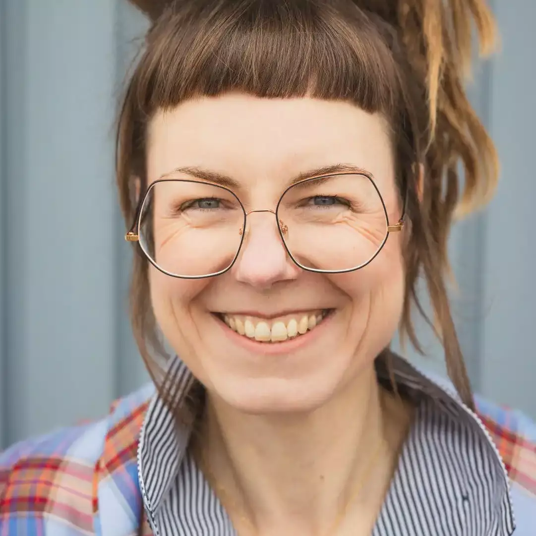 Sandra Walzer Confettication Closeup mit Brille und Dreads im Anzug von Kaethe Maerz
