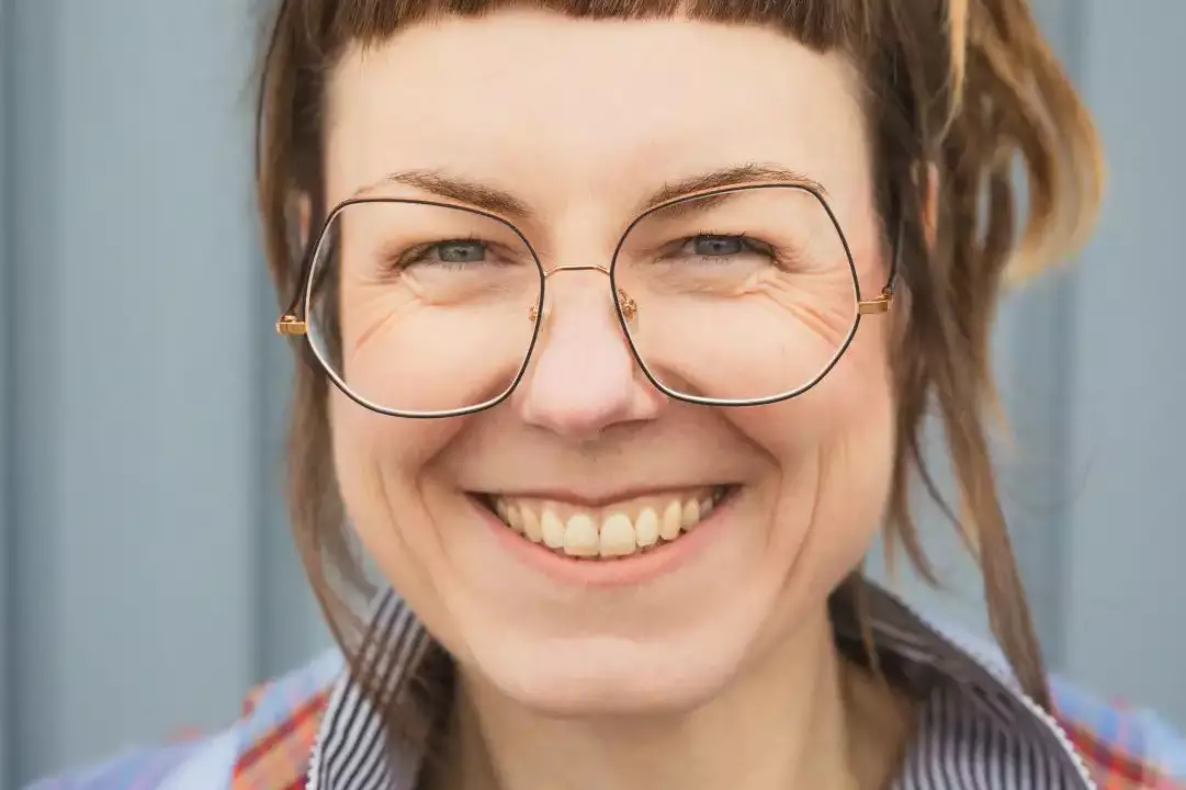 Sandra Walzer Confettication Closeup mit Brille und Dreads im Anzug von Kaethe Maerz