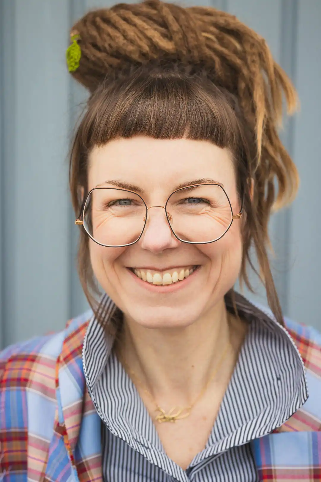 Sandra Walzer Confettication Closeup mit Brille und Dreads im Anzug von Kaethe Maerz