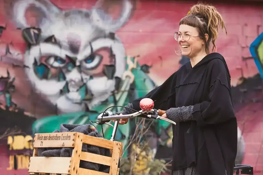 Sandra Walzer Confettication mit Hollandrad vor Graffiti