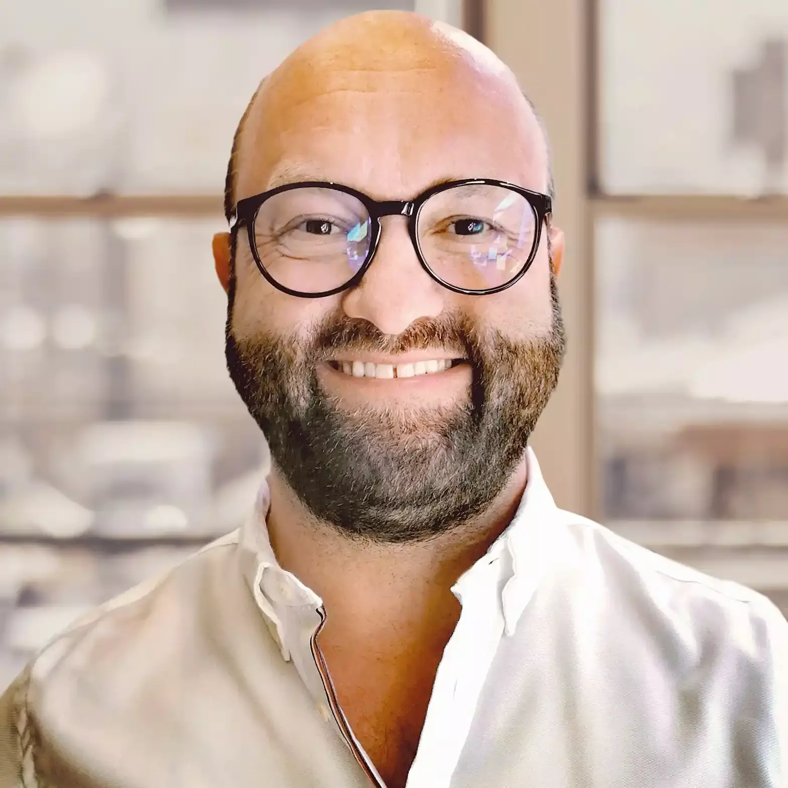 Porträtbild Daniel Günther im weißen Hemd mit dunkler Brille
